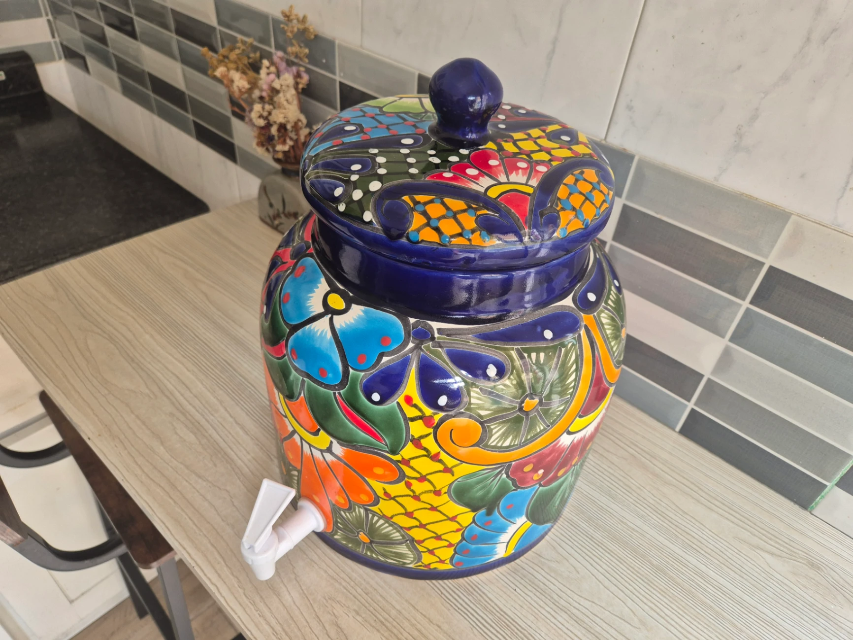 Dispensador de bebidas cerámico con diseño floral colorido — miniatura 4
