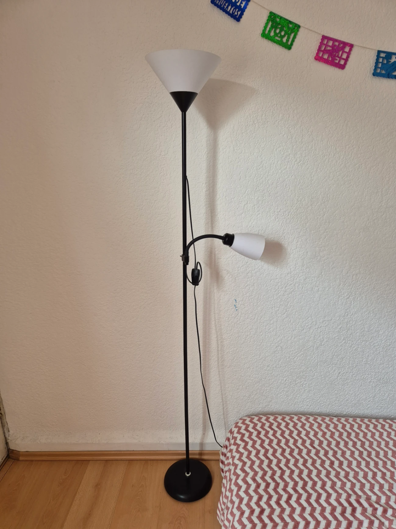 Lámpara de pie negra con luz lectora y pantalla blanca. Tres tipos de luz. — foto 1