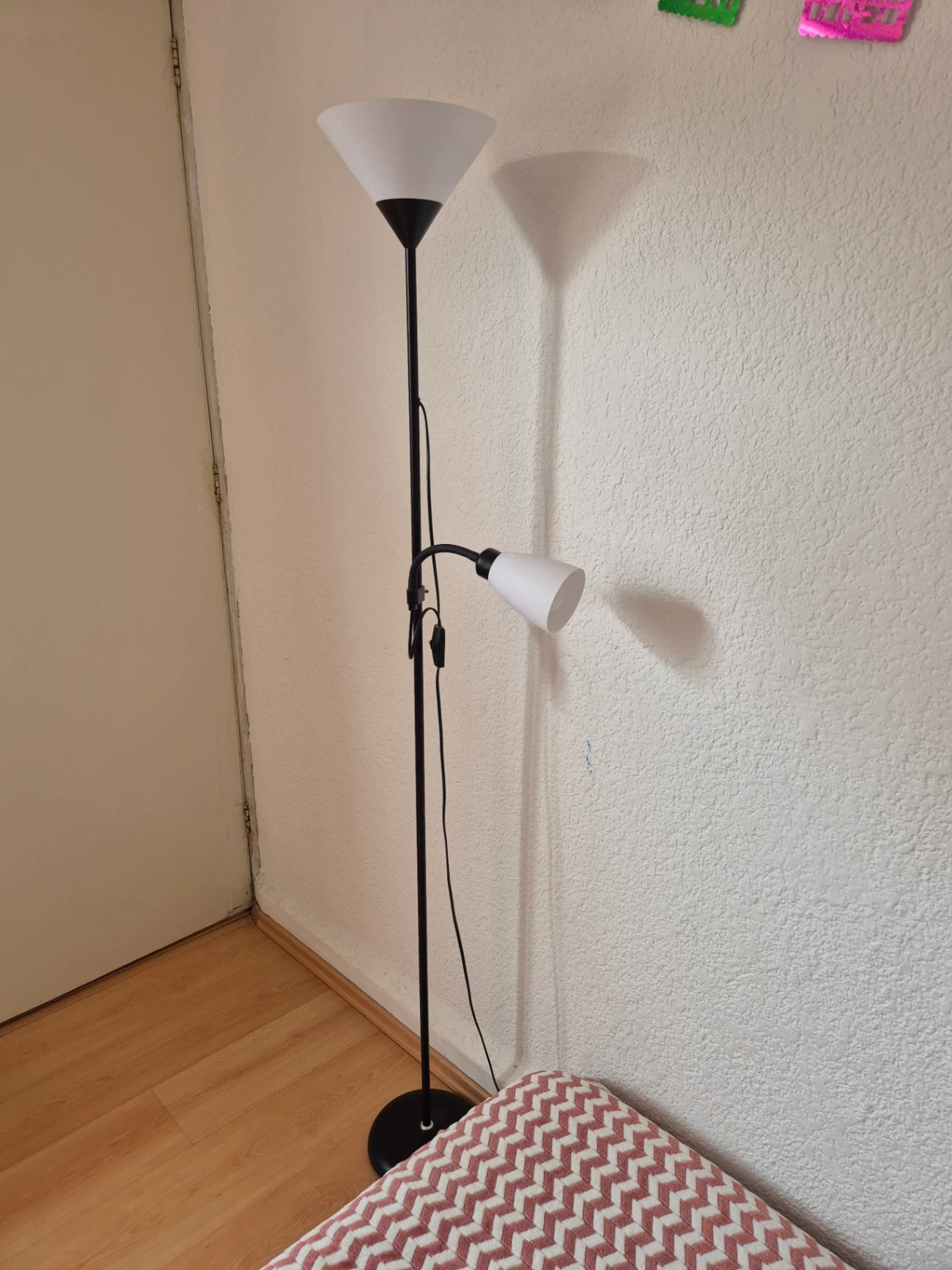 Lámpara de pie negra con luz lectora y pantalla blanca. Tres tipos de luz. — miniatura 2