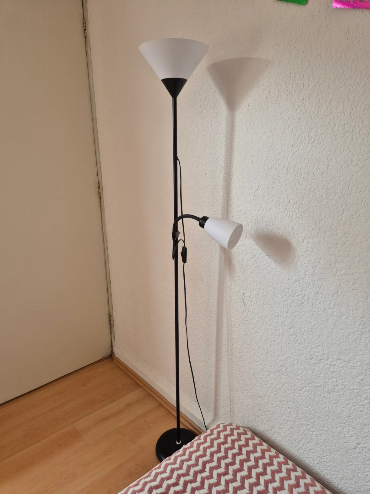 Lámpara de pie negra con luz lectora y pantalla blanca. Tres tipos de luz. — miniatura 3
