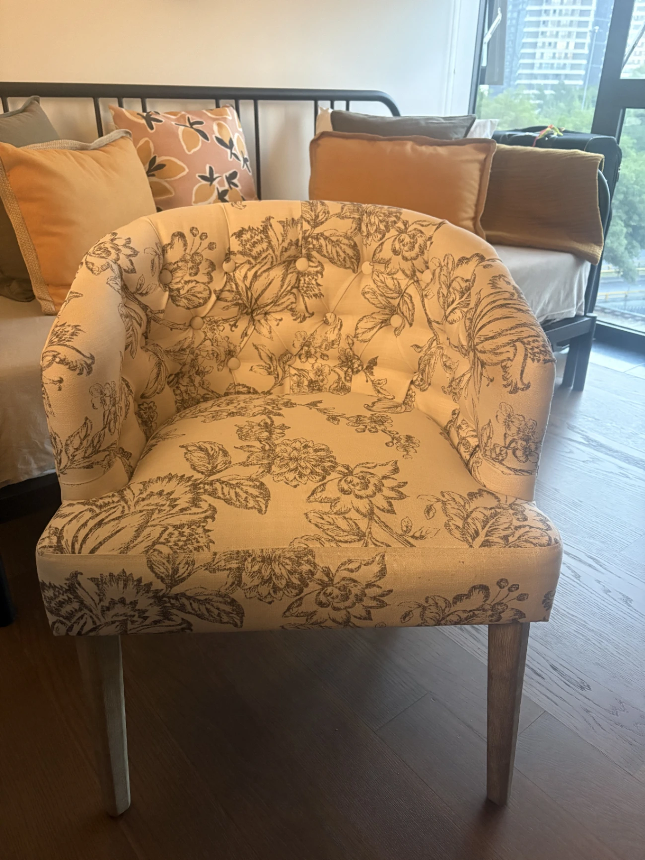 Sofa tapizada con respaldo capitoné y estampado floral — foto 1