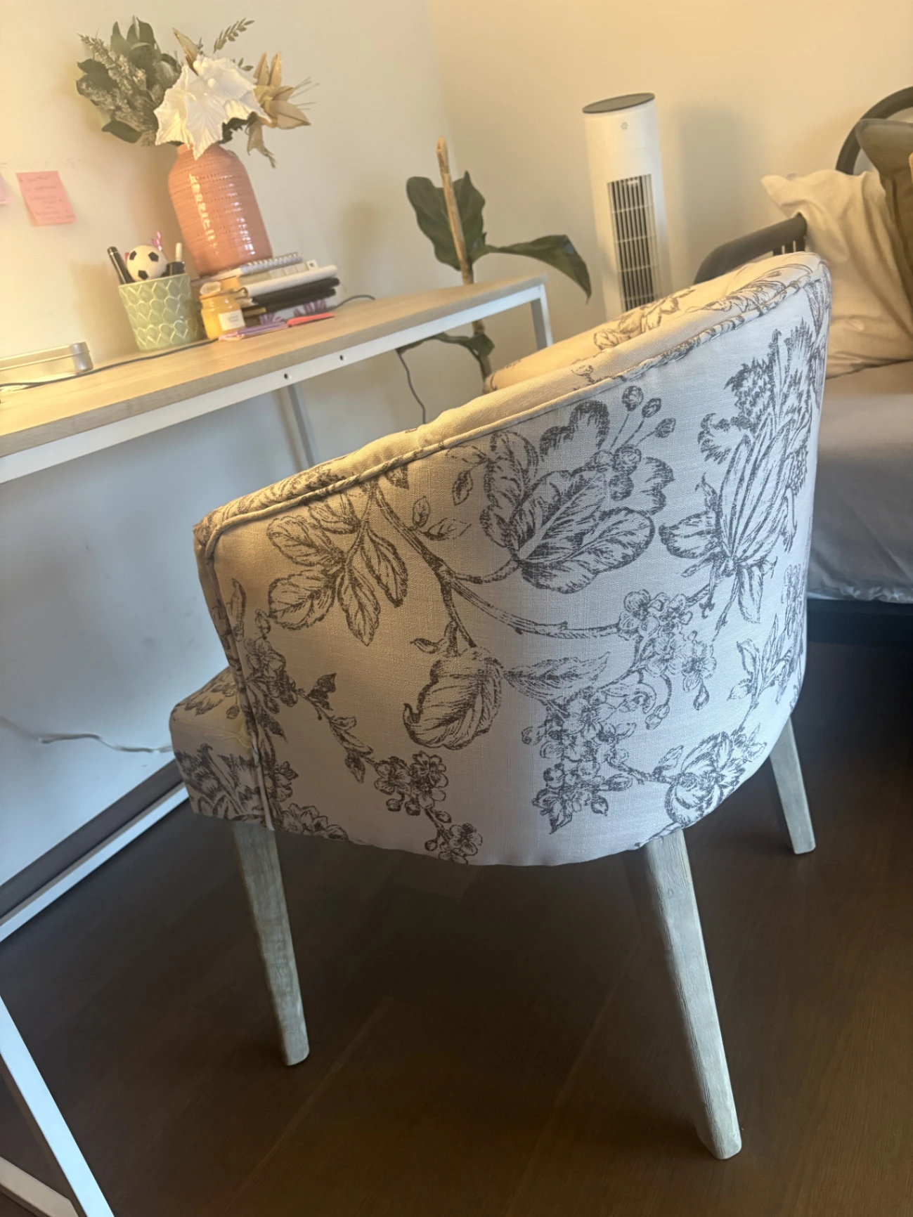 Sofa tapizada con respaldo capitoné y estampado floral — miniatura 2