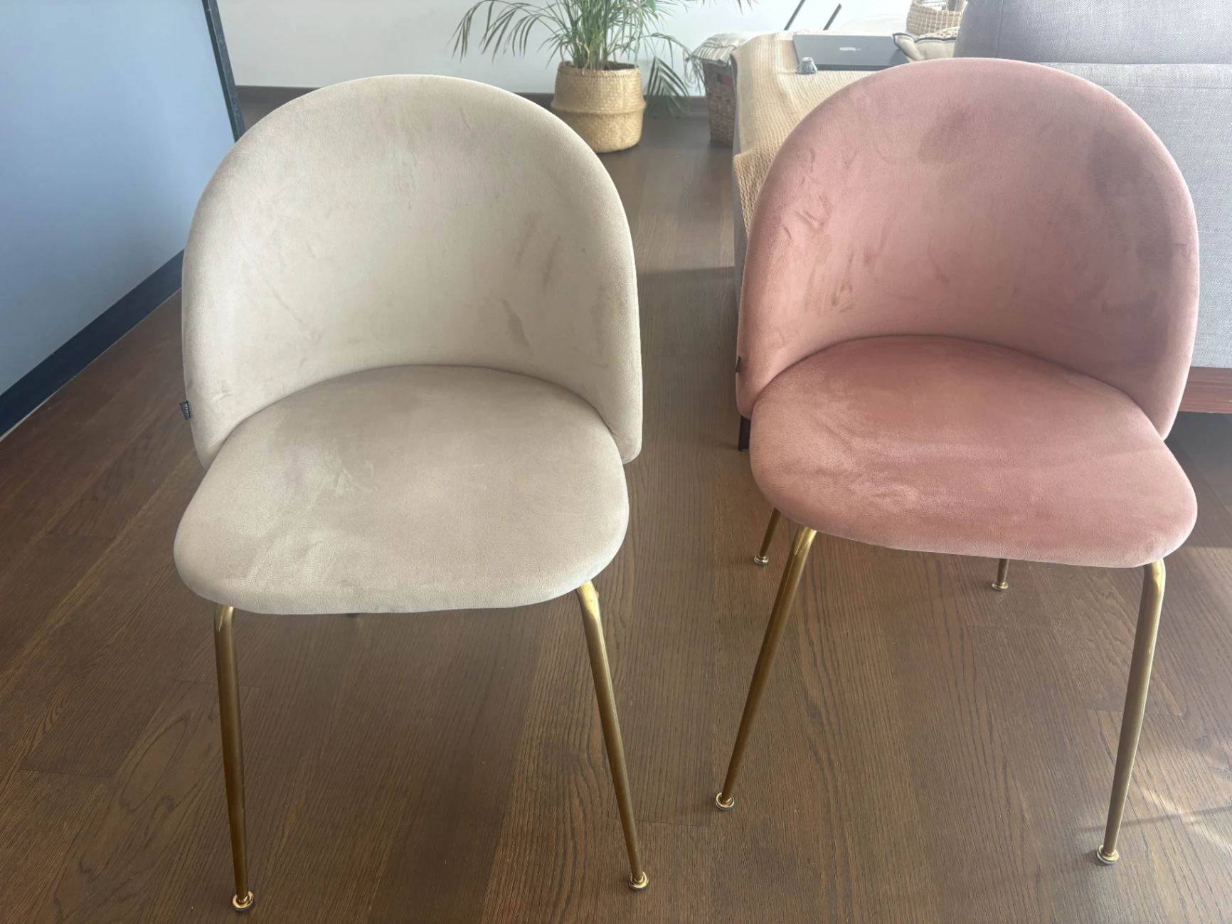 4 sillas tapizadas beige (2) y rosa (2) con patas doradas — miniatura 2