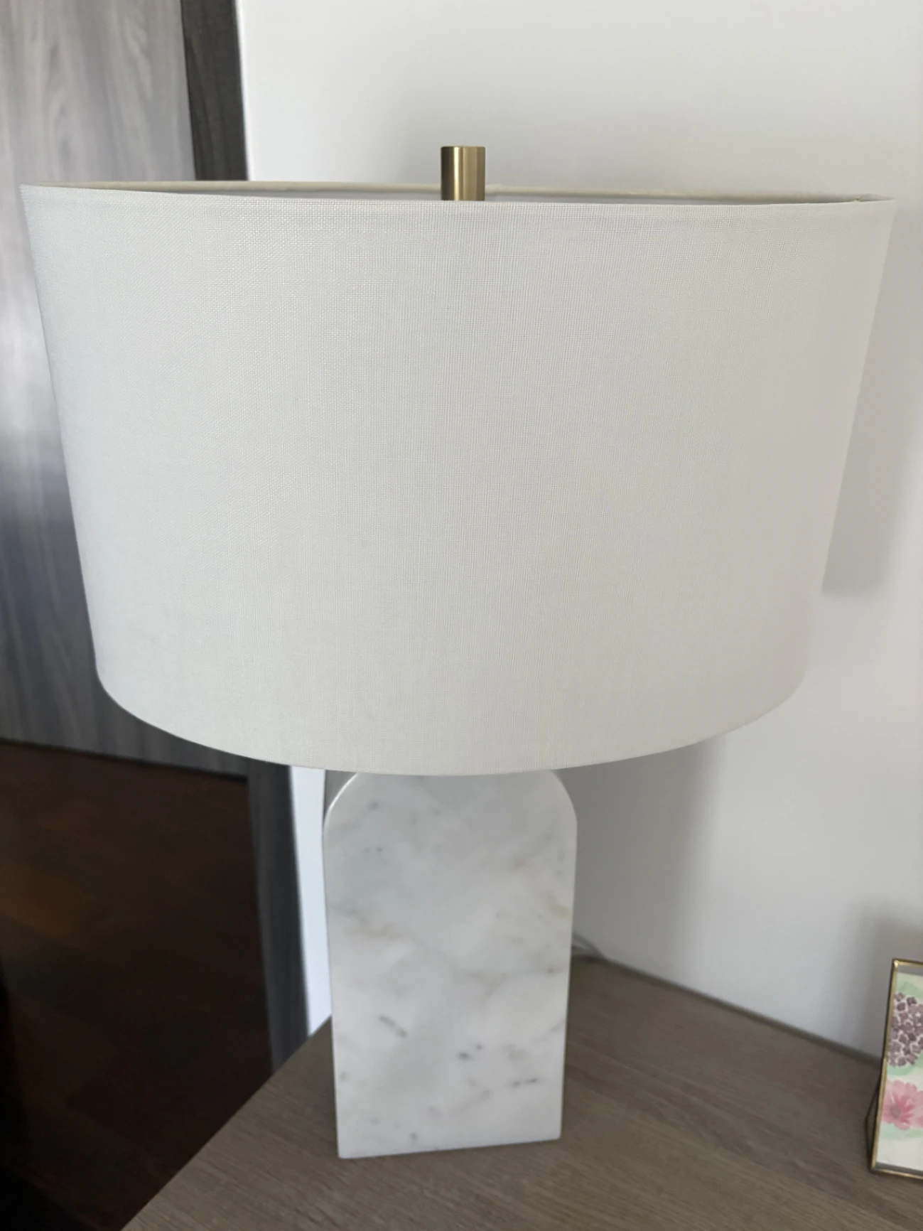 Lámpara de mesa con base de mármol y pantalla blanca — foto 1