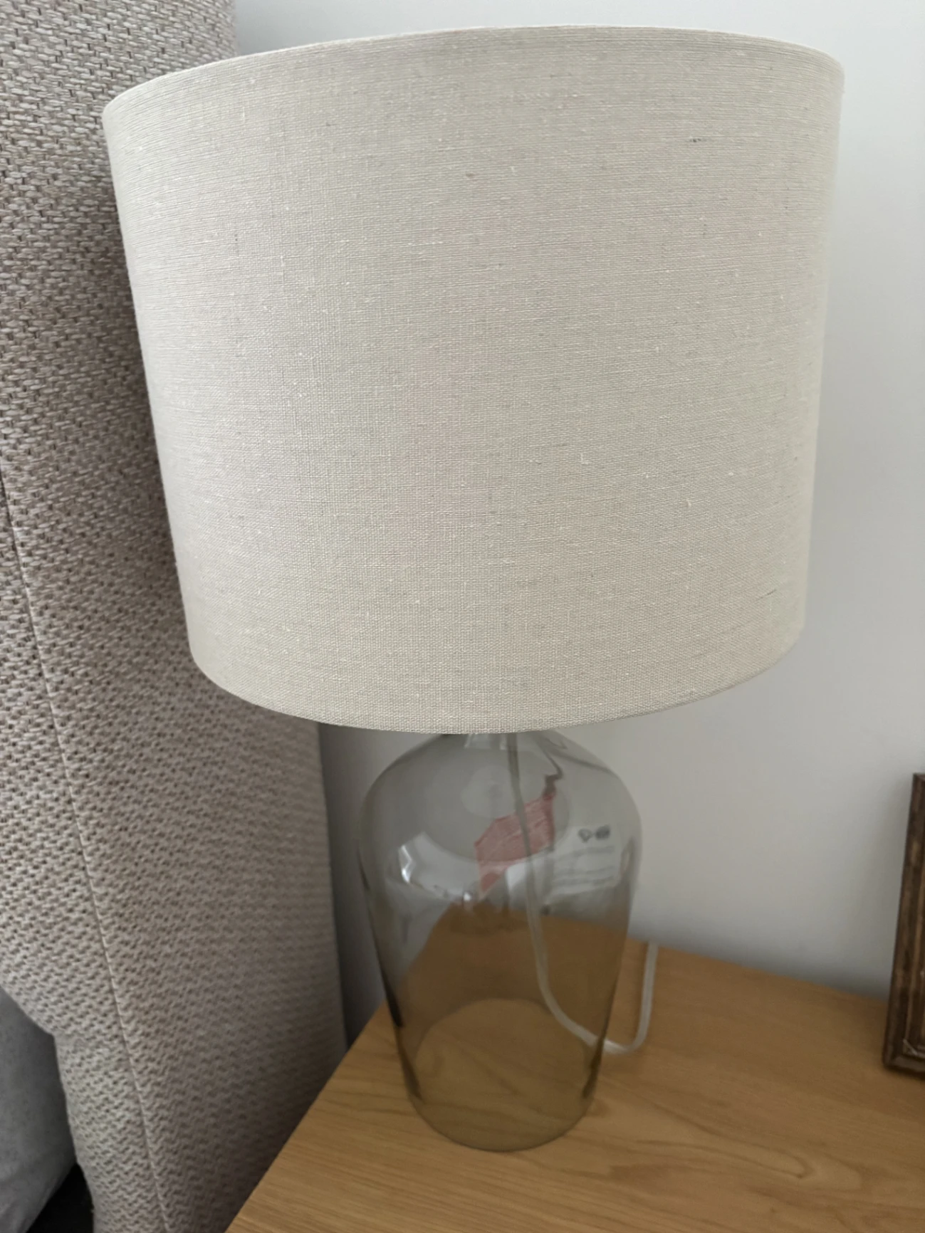 Velador con base de vidrio y pantalla de tela beige — foto 1