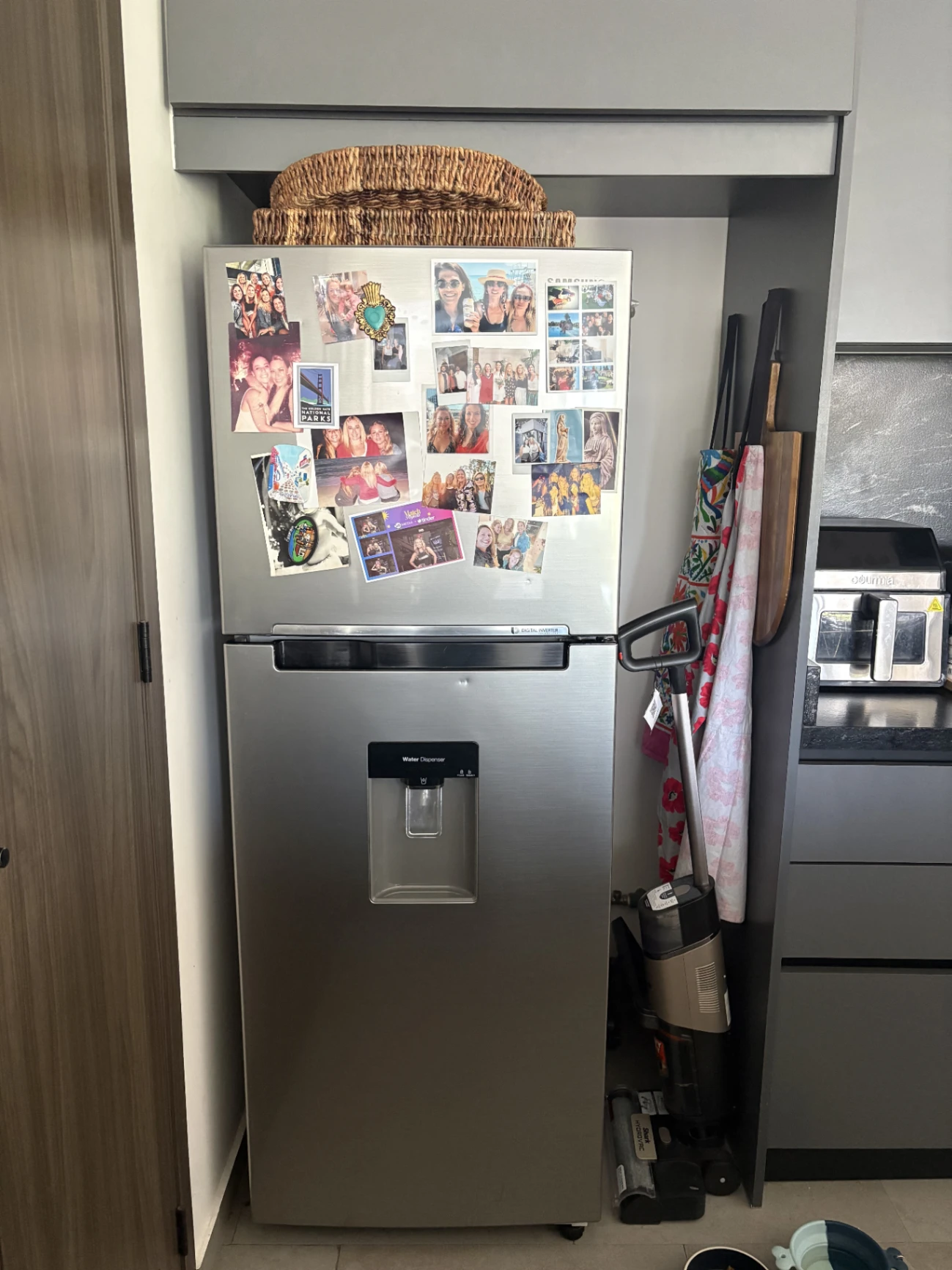 Refrigerador Samsung con freezer superior y dispenser