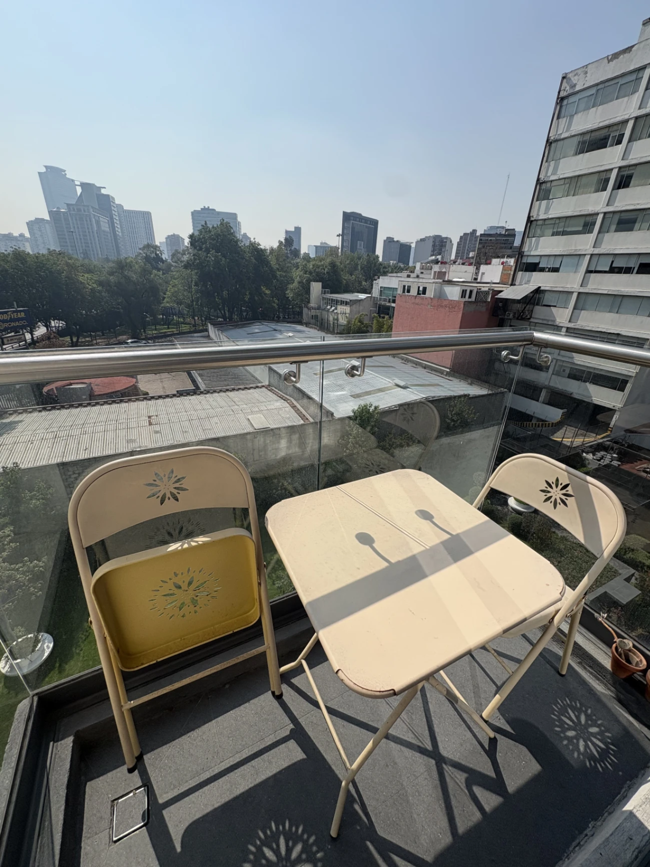 Juego de mesa cuadrada plegable y dos sillas beige