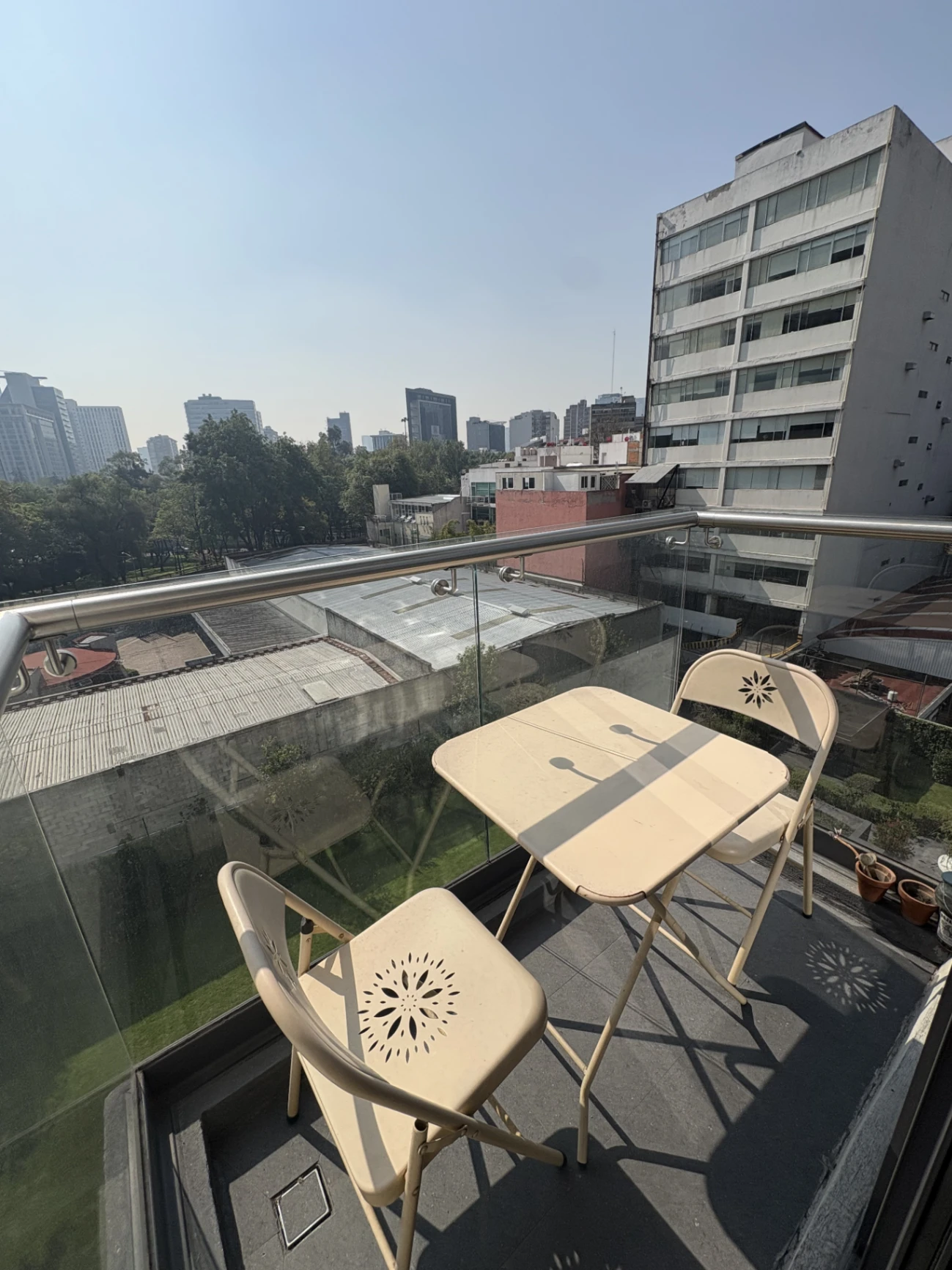 Juego de mesa cuadrada plegable y dos sillas beige — miniatura 2