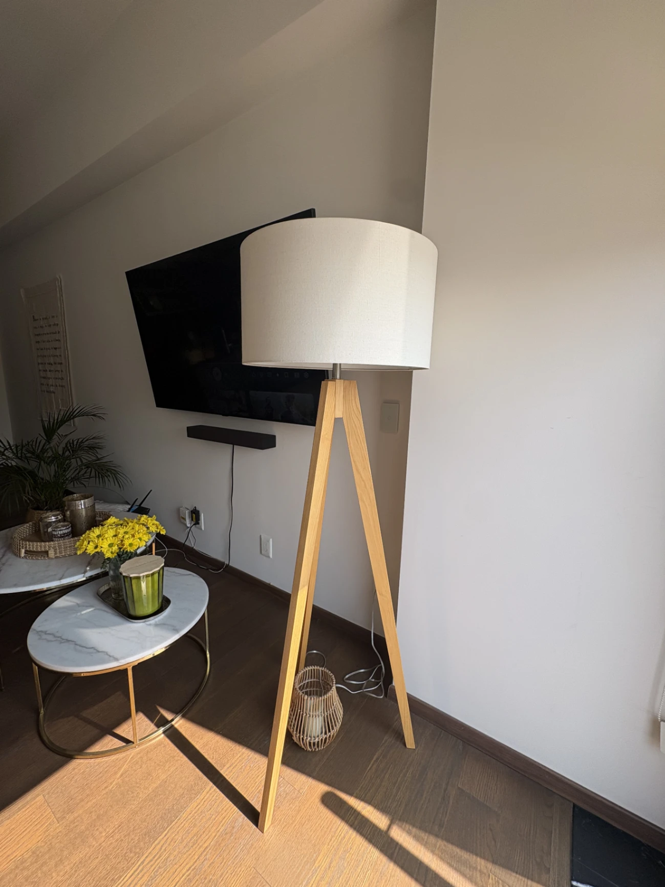 Lámpara de pie con base trípode de madera y pantalla blanca