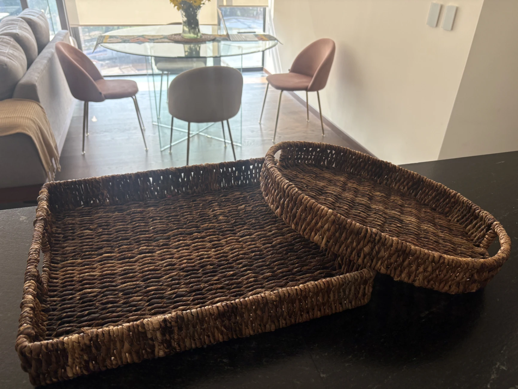 Set de dos bandejas de fibra natural tejida, rectangular y ovalada — foto 1